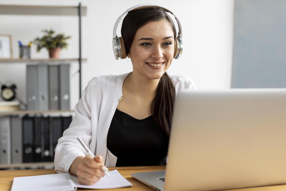 medium-shot-smiley-woman-taking-notes