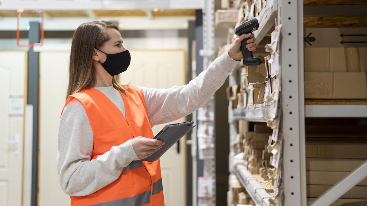 woman-wearing-face-mask-at-job